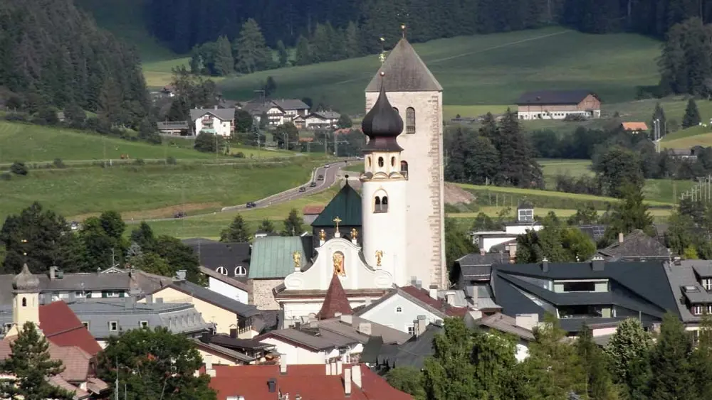 Blick auf die Stiftskirche in Innichen