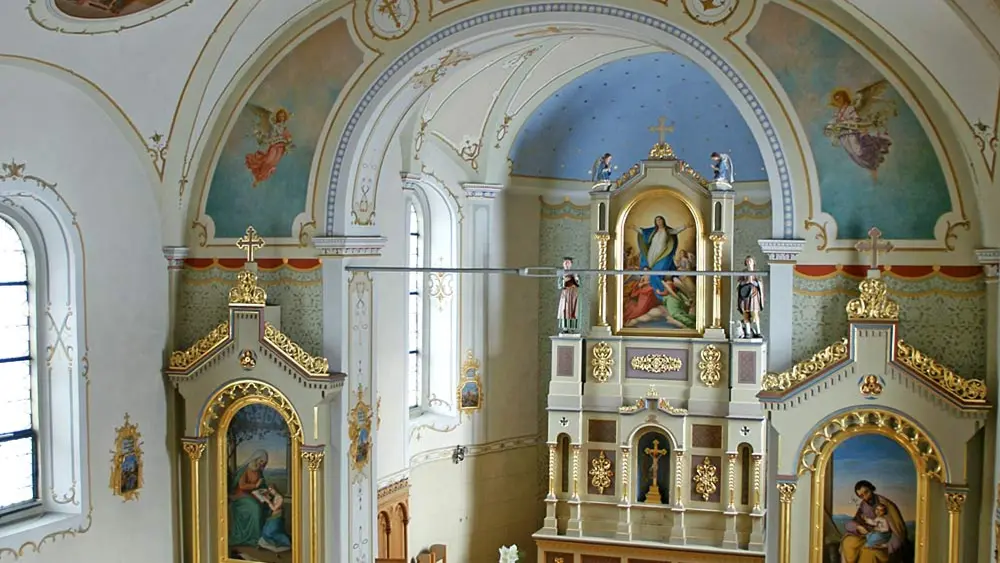 Blick in den Altarraum der Merbodkapelle in Alberschwende