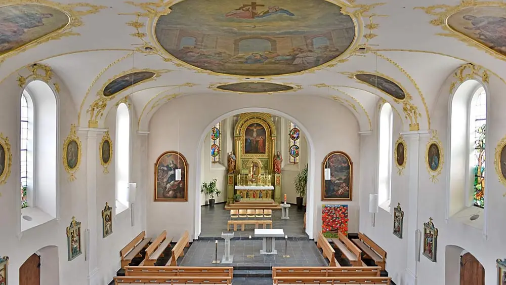 Blick auf den Altar der Pfarrkirche St. Petrus und Paulus in Andelsbuch