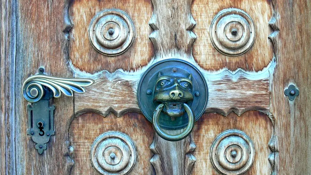 Neuer Türring am Hauptportal der Pfarrkirche St. Petrus und Paulus in Andelsbuch