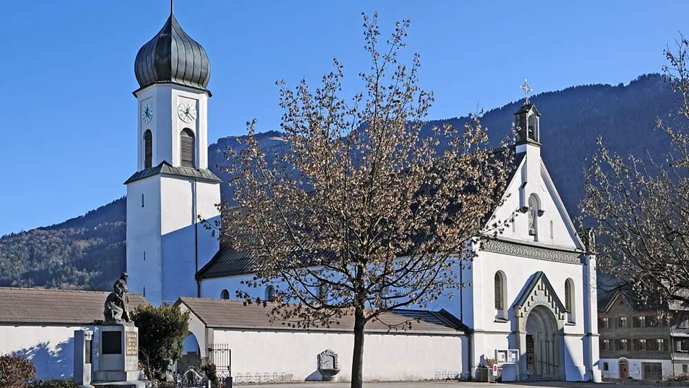 Blick auf die Pfarrkirche St. Petrus und Paulus in Andelsbuch