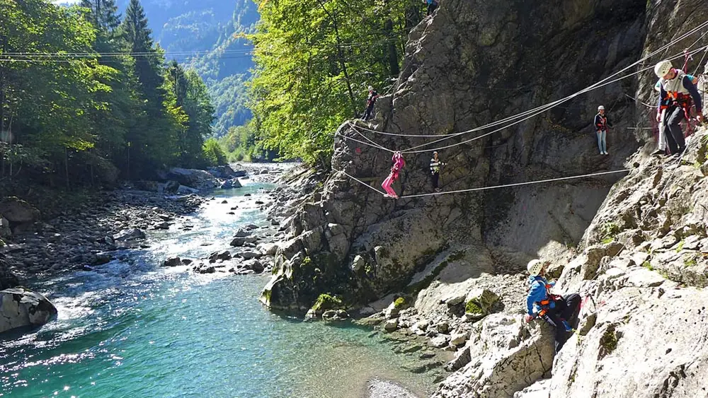 Kinder beim Klettern im Aqua Hochseilgarten Schnepfau