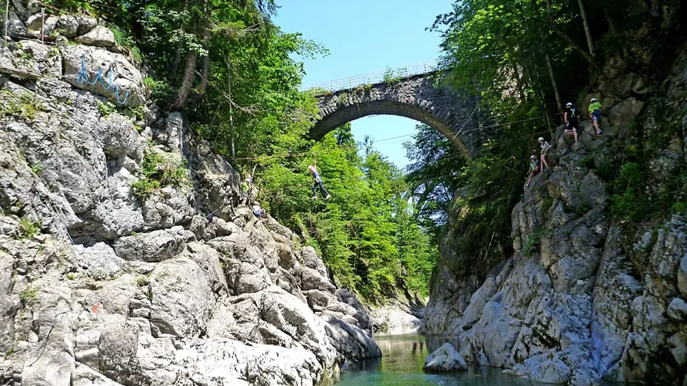 Der Parcours führt über die Schlucht im Aqua Hochseilgarten Schnepfau