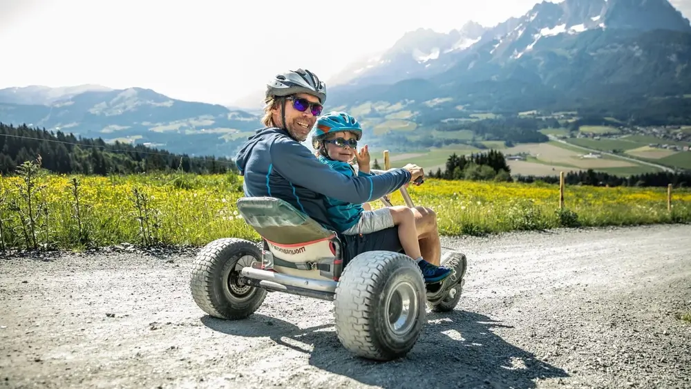 Vater mit Sohn beim Mountaincart