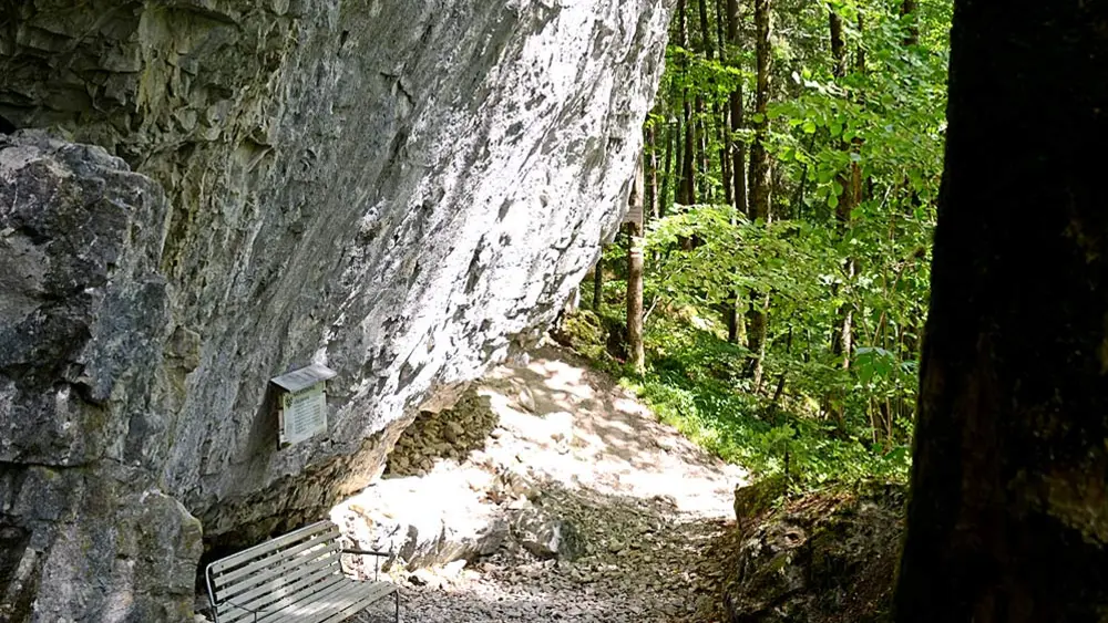 Bank im Höhlenpark Klausenstein bei Bezau