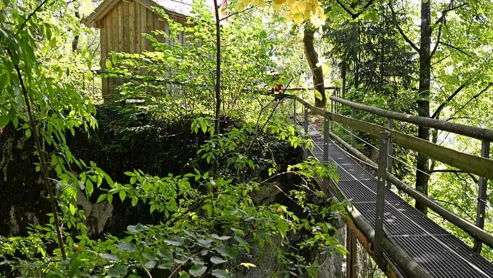 Das Klausehüttle im Höhlenpark Klausenstein bei Bezau ist über einen Eisensteg zu erreichen.