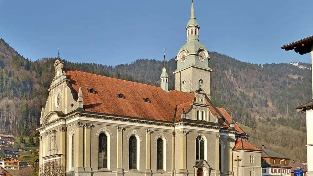 Blick auf die Bezauer Pfarrkirche St. Jodok
