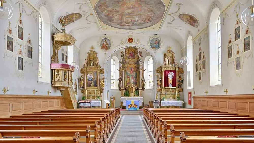 Innenansicht der Pfarrkirche St. Philippus und Jakobus in Schoppernau