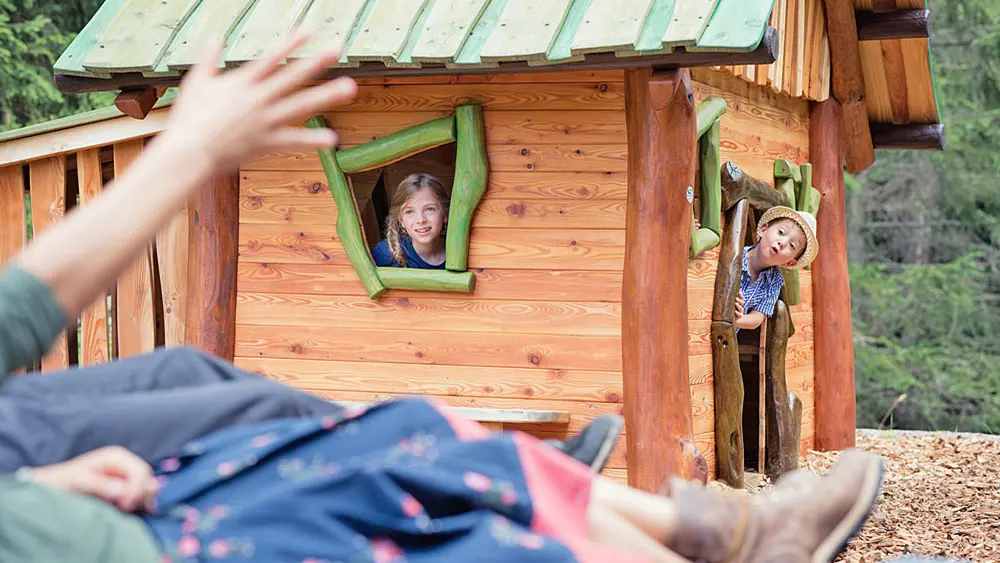 Kinder auf dem Spielplatz von Moosles Zauberwald bei Lermoos