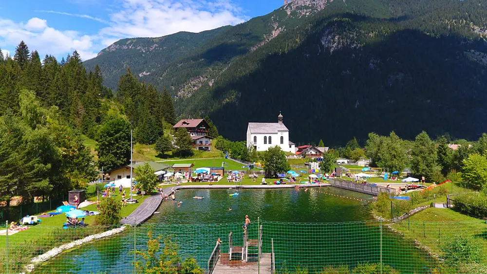 Blick auf den Badesee im Sport- und Freizeitpark Bichlbach