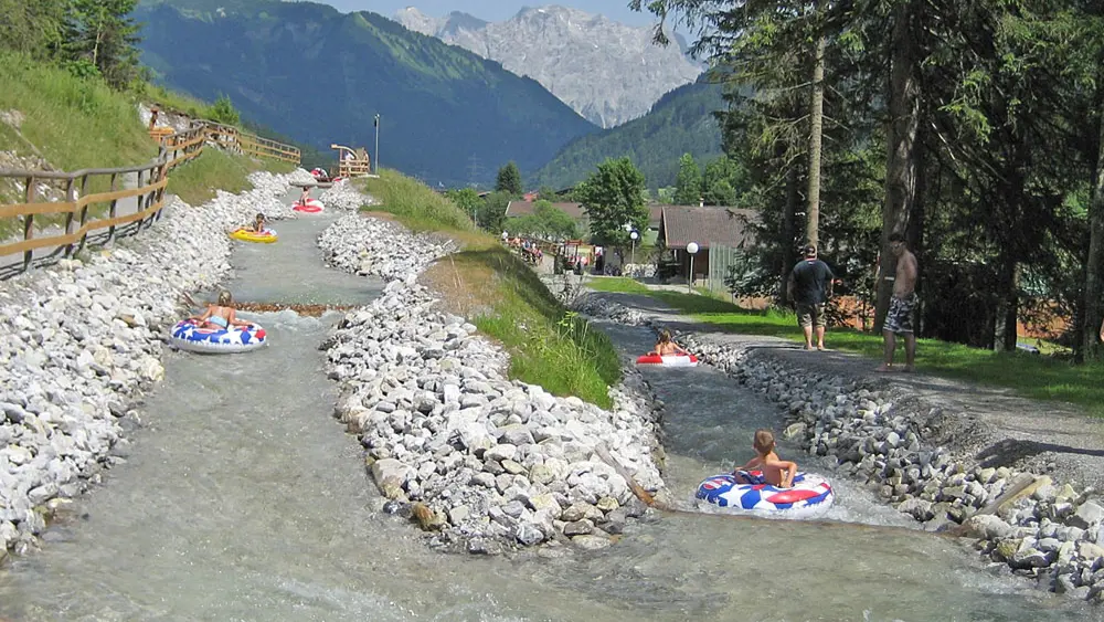 Kinder im Kinderraftingkanal des Sport- und Freizeitparks Bichlbach