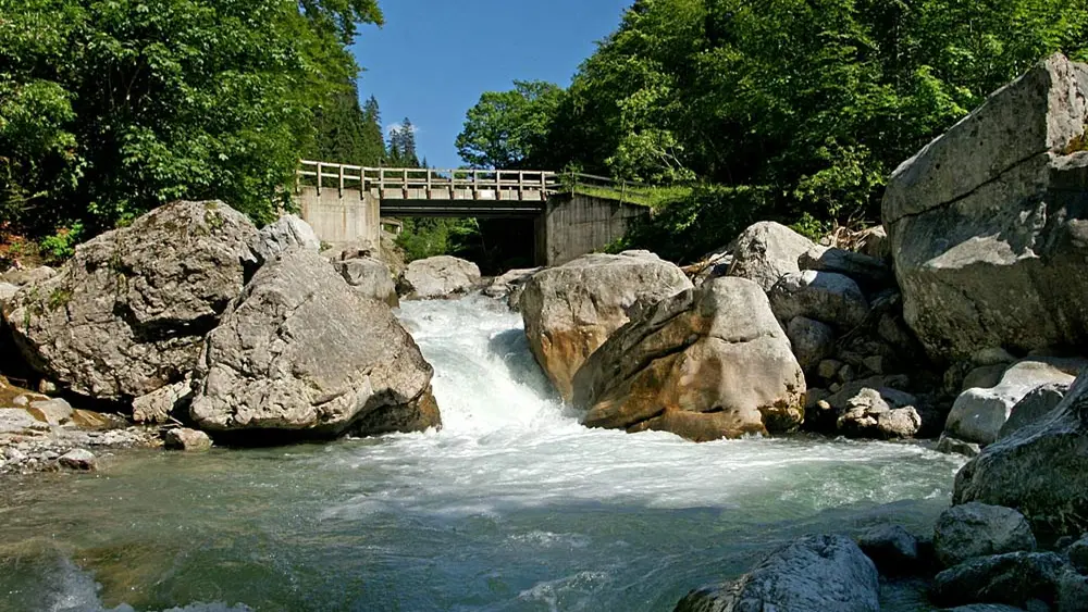 Landsteg über der Bregenzer Ach bei Schröcken