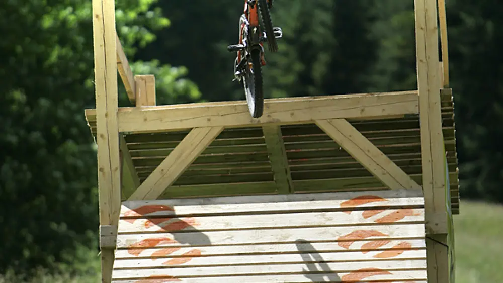 Sprung auf dem Biketrail Forest in Lermoos