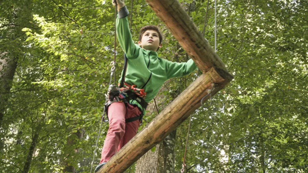 Kind beim Klettern im Seilpark Interlaken