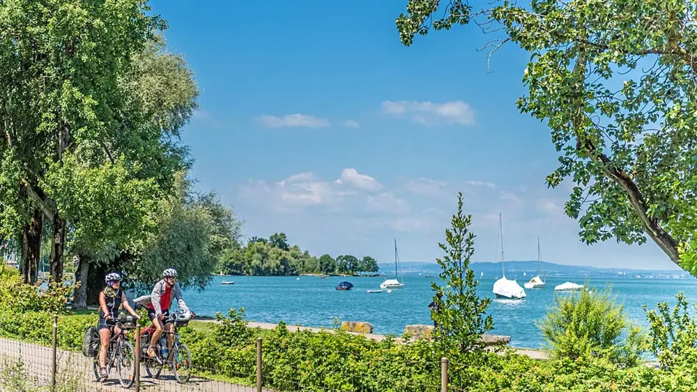 Radfahrer an der Bodensee-Promenade bei St. Gallen
