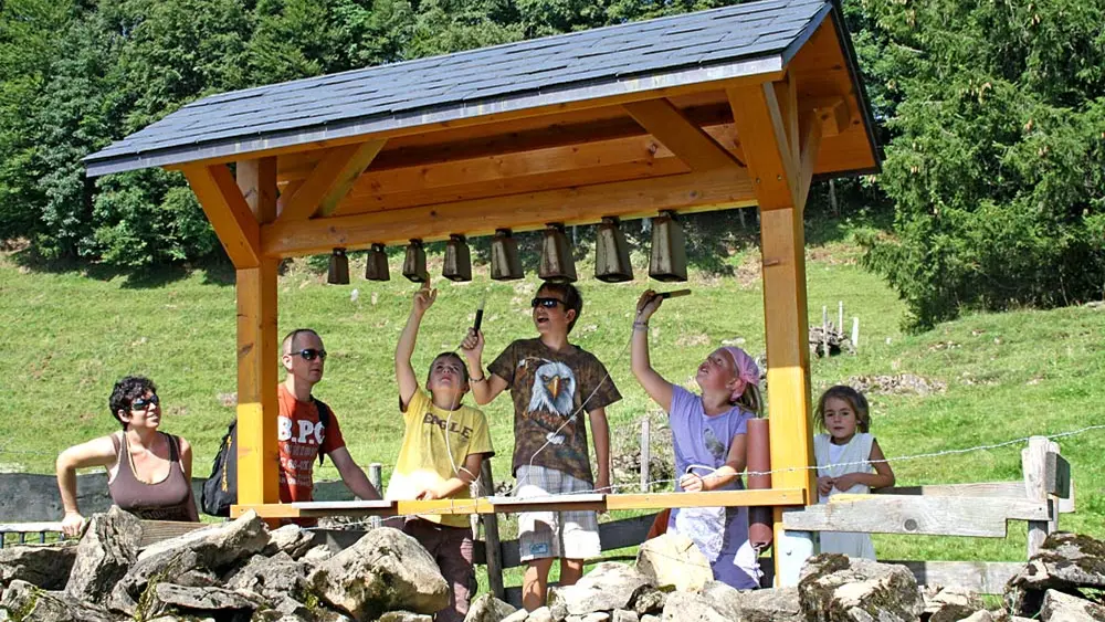 Kinder am Glockenspiel auf dem Chäferliweg Illgau