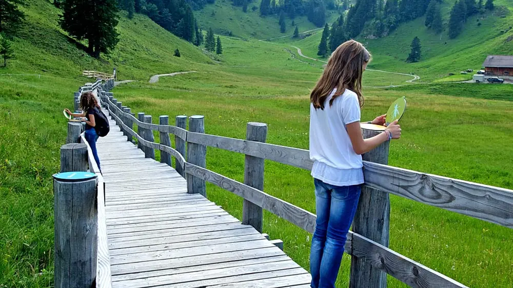 Mädchen beim Memoory-Spiel auf dem Moorweg Stoos