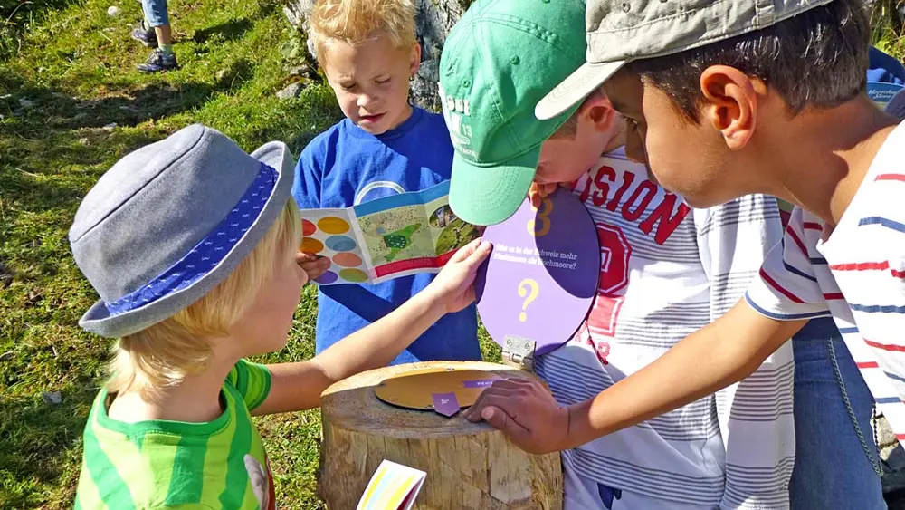 Kinder an einer Mitmachstation des Moorweg Stoos