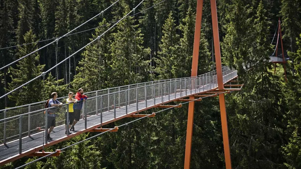 Besucher auf der Golden Gate Brücke am Baumzipfelweg in Hinterglemm