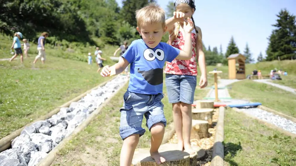 Kinder auf dem Barfußweg auf dem Heidipfad Pizol