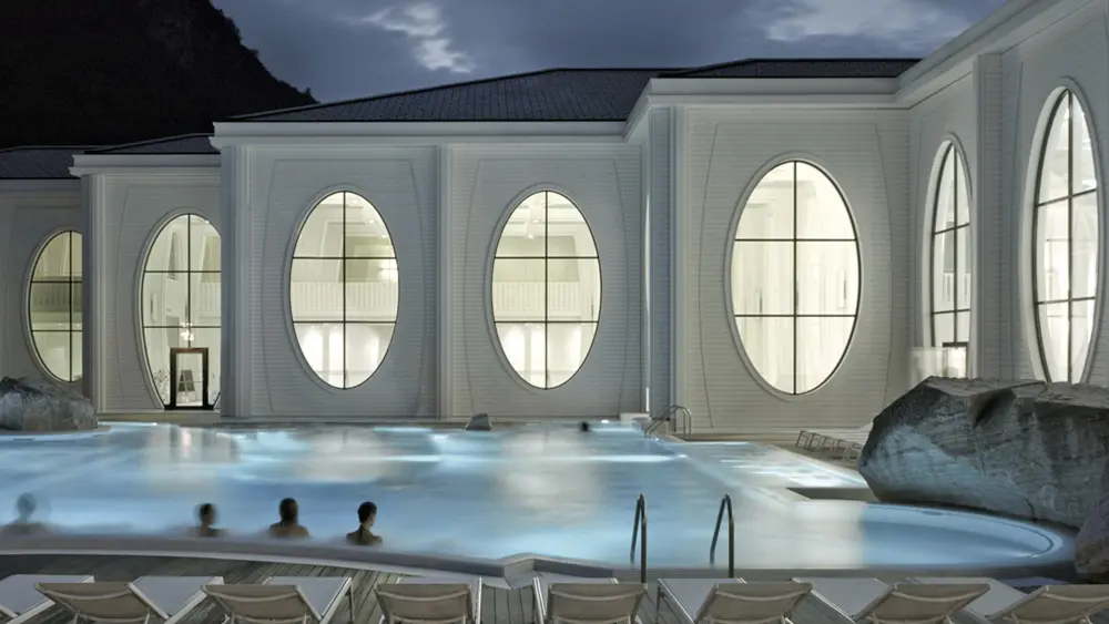 Besucher im Außenpool der Tamina Therme Bad Ragaz