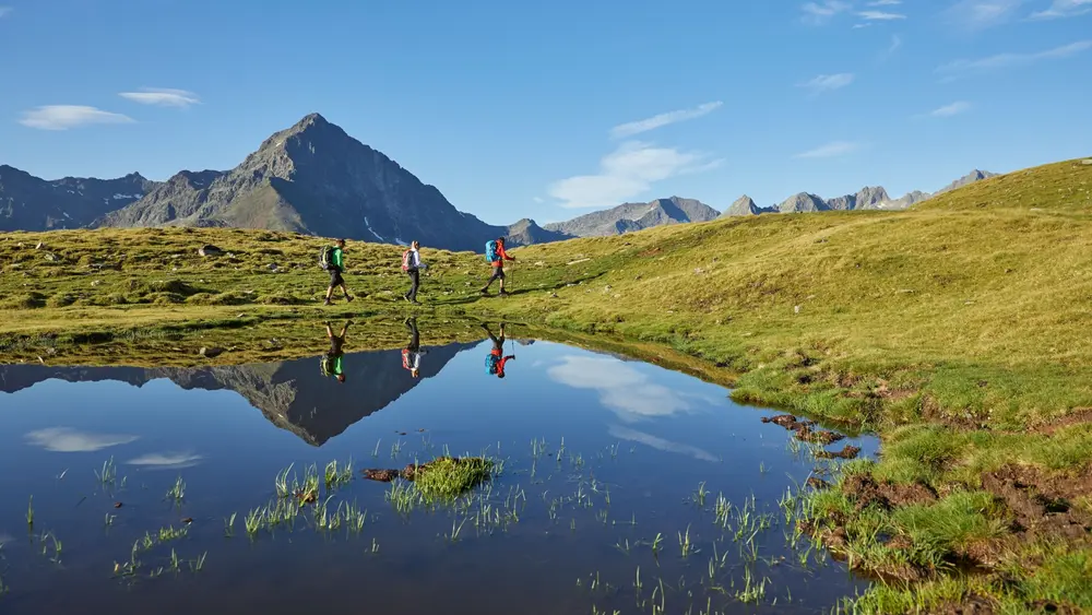 Der Wanderweg in den eindrucksvollen Stubaier Alpen verläuft von Kühtai auf 2.020 Metern Seehöhe über die Bergsteigerdörfer St. Sigmund und Gries im Sellrain bis hin zur Axamer Lizum.