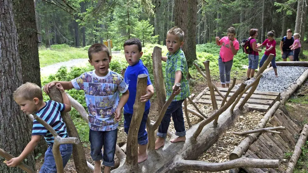 Kinder auf dem Oberperfer Geisterwanderweg in Oberperfuss