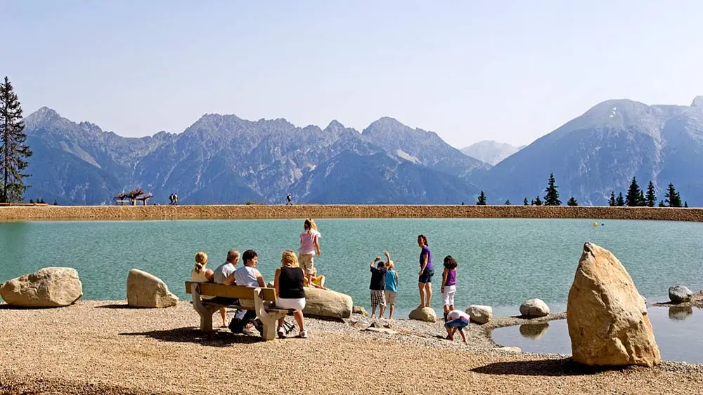 Familien am Speicherteich am Ende des Oberperfer Geisterwanderwegs in Oberperfuss