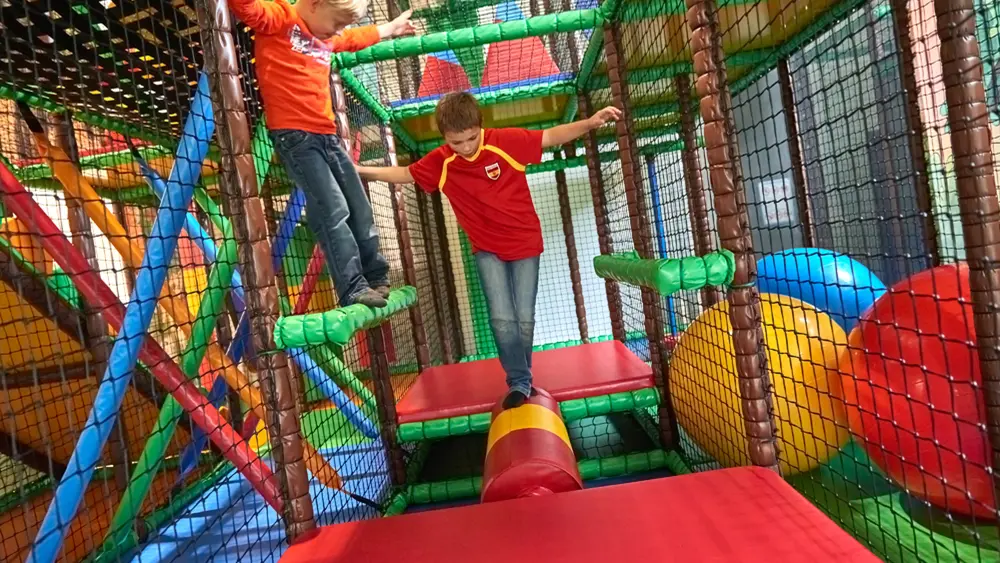 Kinder spielen in Tanni's Kinderparadies
