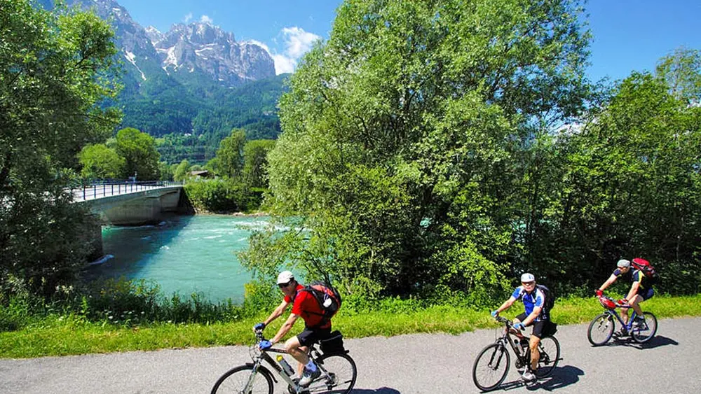 Radfahrer auf einem Radweg in den Lienzer Dolomiten