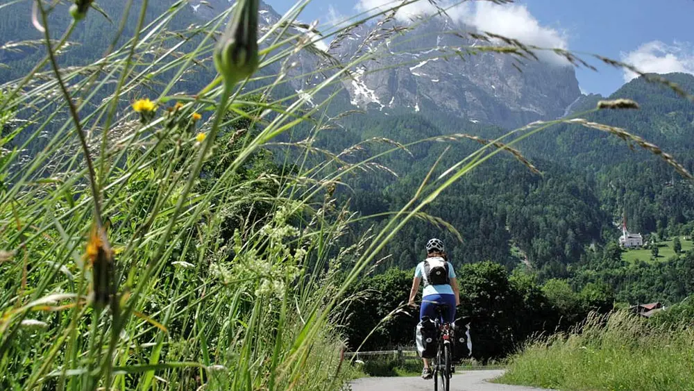 Radfahrer auf dem Drauradweg in den Lienzer Dolomiten