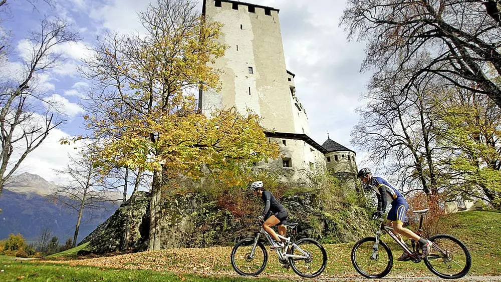 Mountainbiker unterhalb von Schloss Bruck auf der Schlossbergrunde in Lienz
