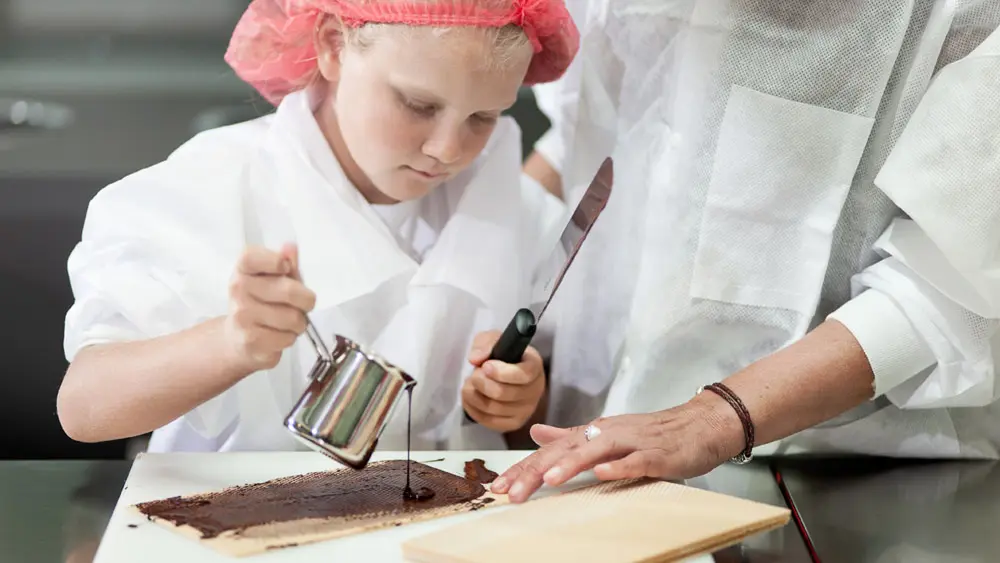 Kind in der Mitmach-Werkstatt Loacker