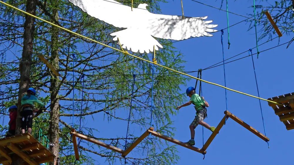 Kind beim Balancieren im Kletterpark Großvenediger