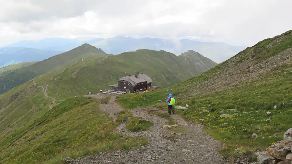 Wanderer auf dem Weg zur Sillianer Hütte