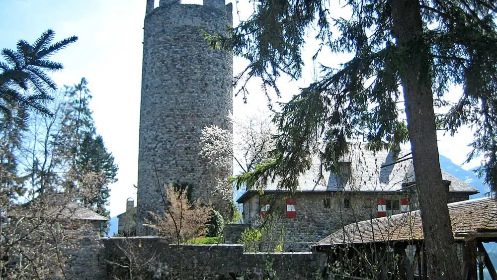 Turm und Mauerwerk der Burg Klamm bei Obsteig