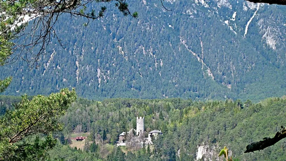 Blick auf Burg Klamm bei Obsteig