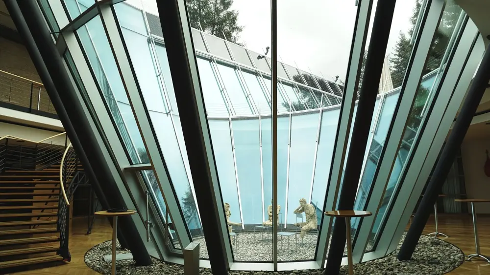 Blick auf die Spirale aus Glas mit dem Kunstwerk 'Die Denker'