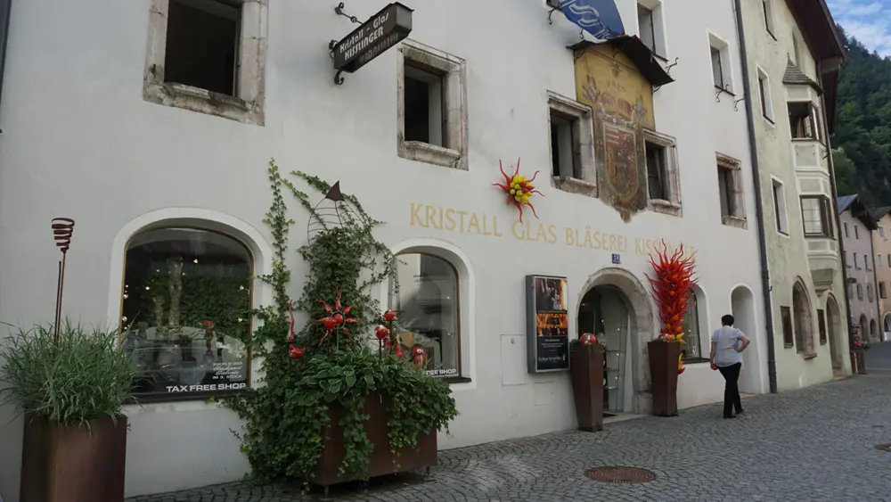 Blick auf das Gebäude der Kisslinger Kristall Glasbläserei
