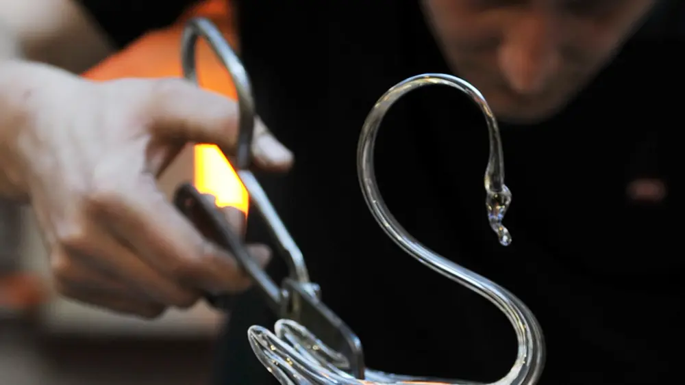Kisslinger Glas in Rattenberg, Herstellung eines Schwans