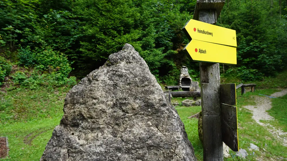 Wegweiser zum Heimatkundeweg Alpbach