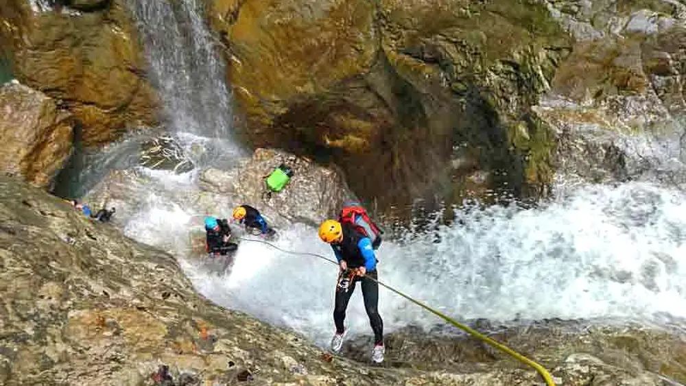Gruppe beim Canyoning durch die Kobelache bei Dornbirn