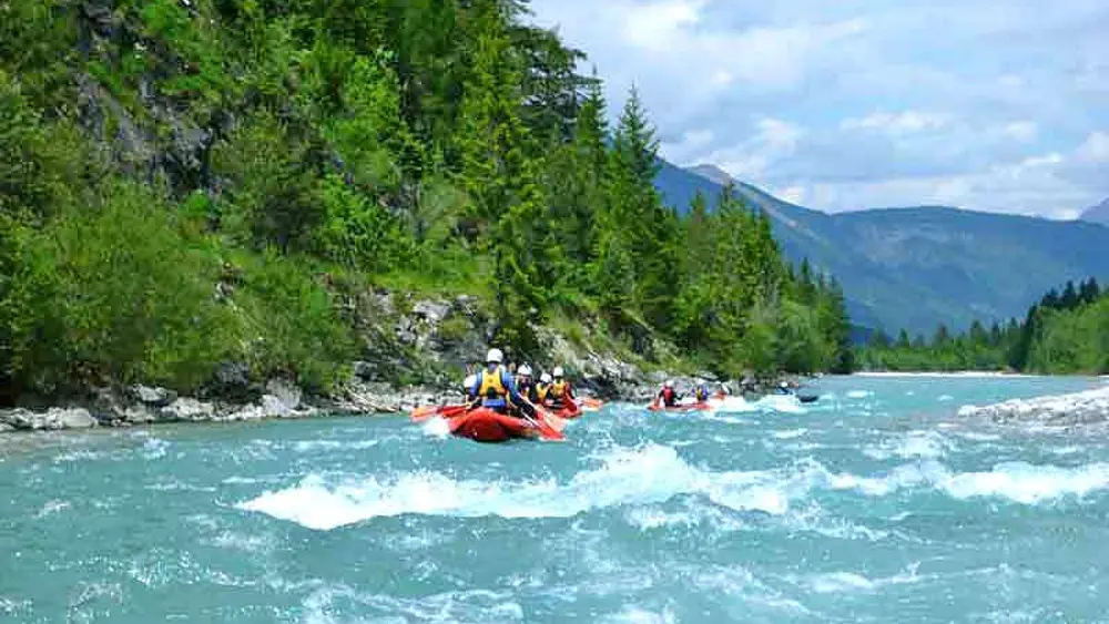 Gruppe auf einer Raftingtour durch das Allgäu