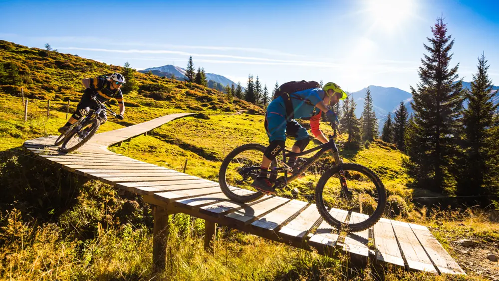 Mountainbiker auf einem Biketrail in Saalbach Hinterglemm