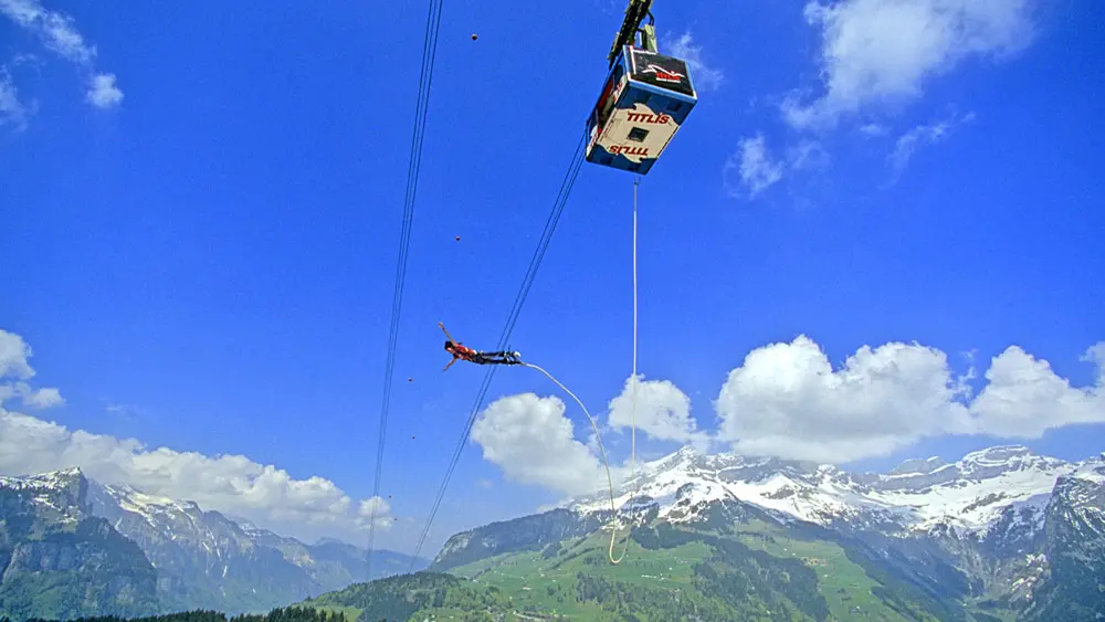 Bungee-Sprung aus einer Gondel der Seilbahn zum Titlis