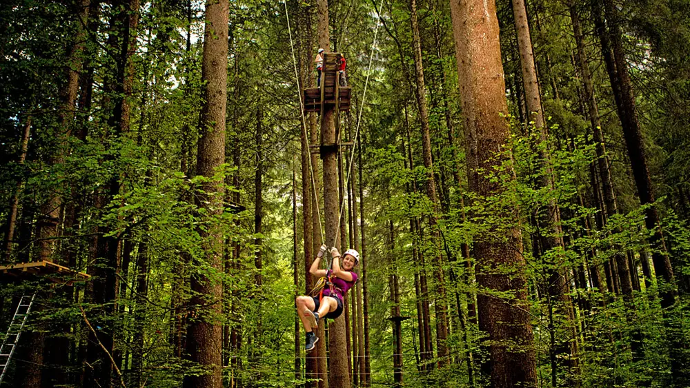 Besucherin des Seilparks Engelberg am Flying Fox