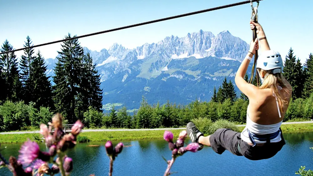 Flying Fox über den Bergsee im Kletterwald Hornpark in St. Johann in Tirol
