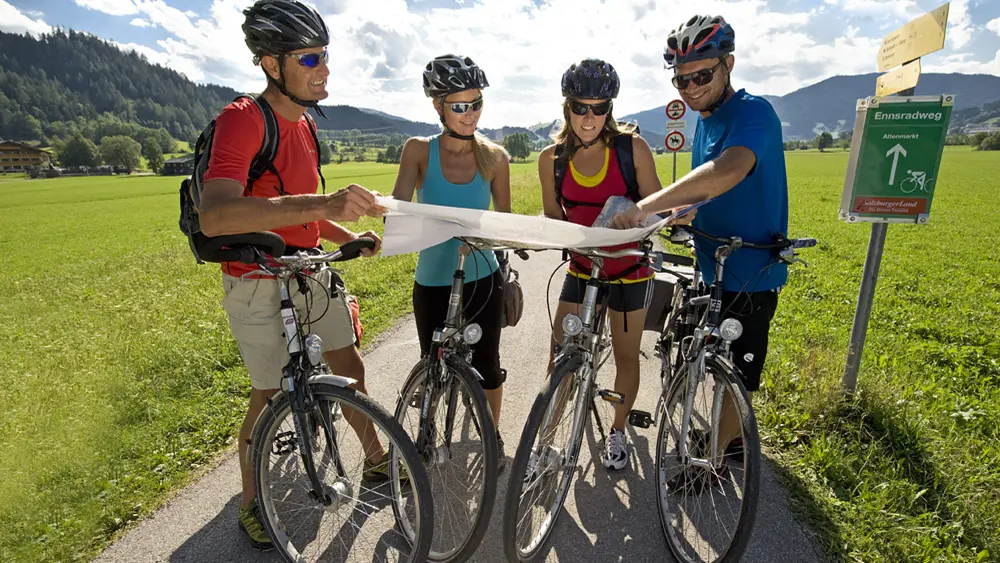 Radfahrer mit Karte auf dem Ennsradweg bei Radstadt