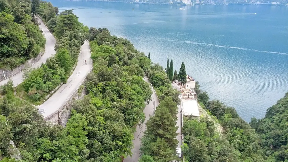 Blick auf die Alte Ponalestrasse am Gardasee