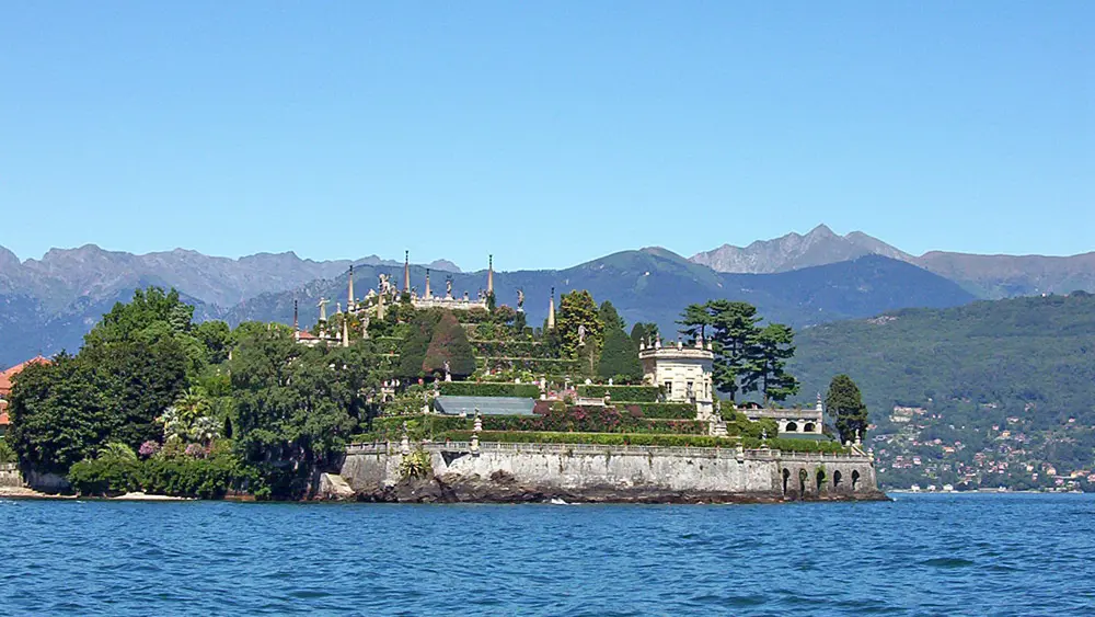 Blick auf die Gartenanlage der Borromäischen Insel Isola Bella im Lago Maggiore